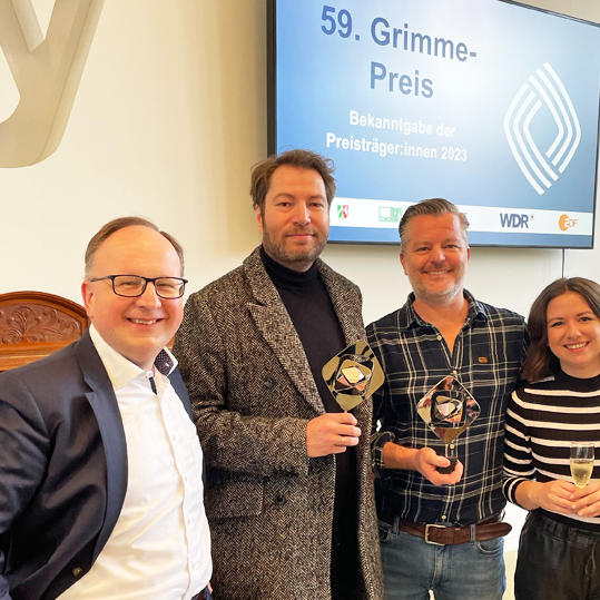 Sie freuen sich über die Grimme-Preise: v.l. Ulrich Klugius (VOX), Sascha Gröhl (Produzent und Regisseur), André Dietz (Schauspieler und Mentor), Laura Pelzer (VOX) Sie freuen sich über die Grimme-Preise: v.l. Ulrich Klugius (VOX), Sascha Gröhl (Produzent und Regisseur), André Dietz (Schauspieler und Mentor), Laura Pelzer (VOX)