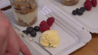 Apple-Crumble im Glas mit Vanille Eis