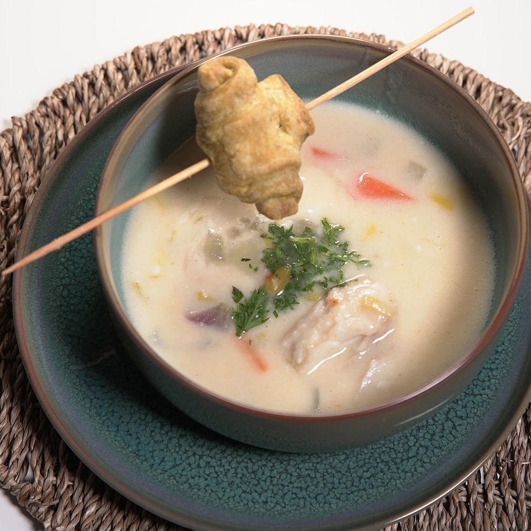 Fischsuppe mit Spinat-Dill-Brotschnecken und Chutney Fischsuppe mit Spinat-Dill-Brotschnecken und Chutney