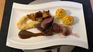 Rehrücken an Kirsch-Schokoladensauce