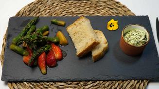 Warmer Spargelsalat mit Erdbeeren