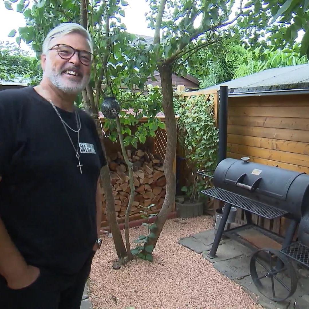 Das kann heiß werden, diese Woche: Ronny zeigt stolz seinen Grill. Das kann heiß werden, diese Woche: Ronny zeigt stolz seinen Grill.