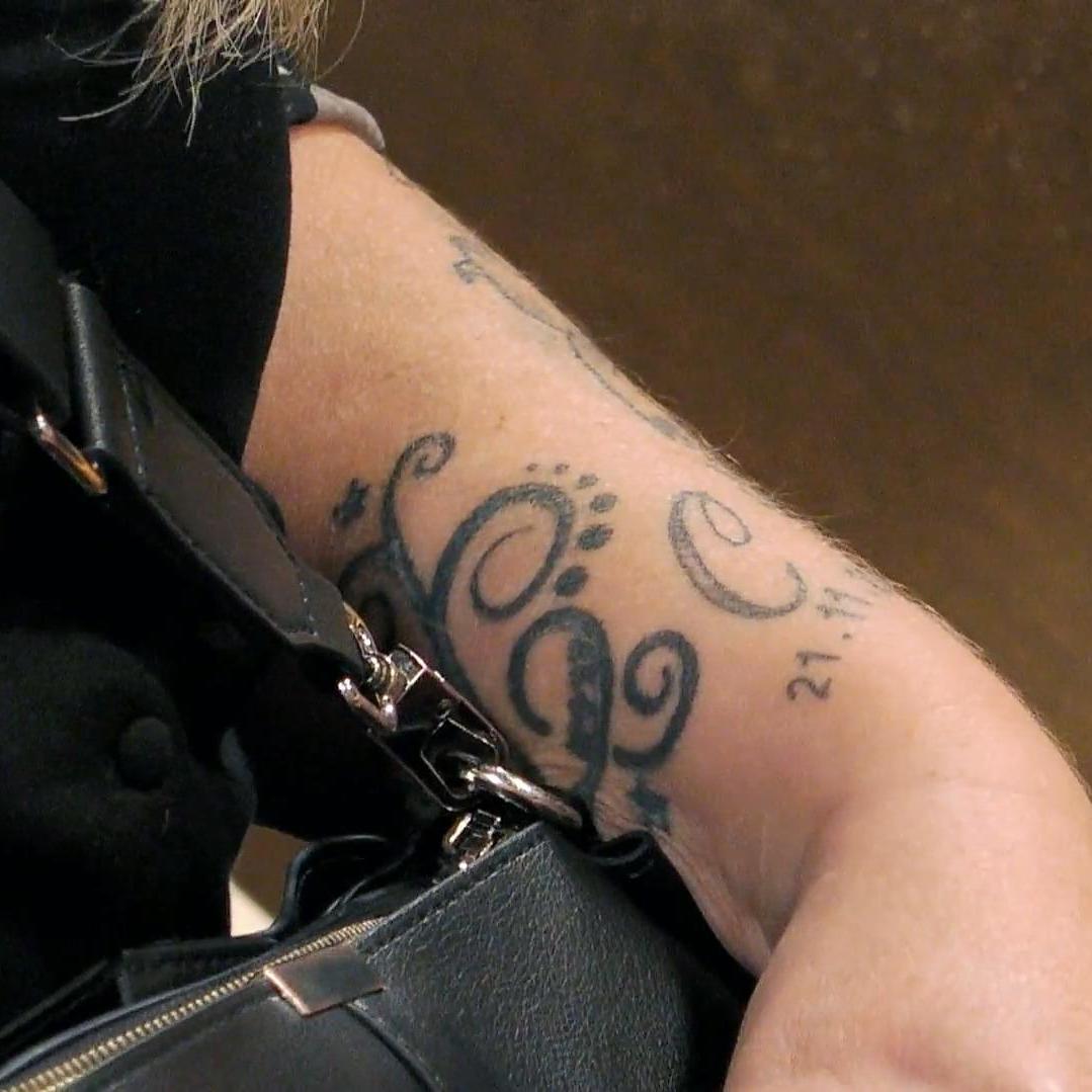 Sybille beeindruckt Hannes mit ihren Tattoos Sybille beeindruckt Hannes mit ihren Tattoos