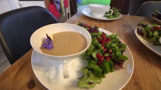 Maronencremesuppe an Salatbett