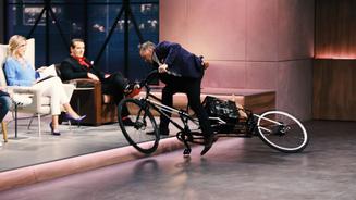 Georg Kofler crasht gegen das Podest