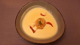 Weiße Tomatensuppe mit Lachspraline