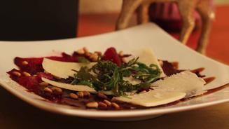 Rote Bete Carpaccio mit Rucolastroh