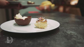 Tonkabohneneis mit Blätterteig-Rosen