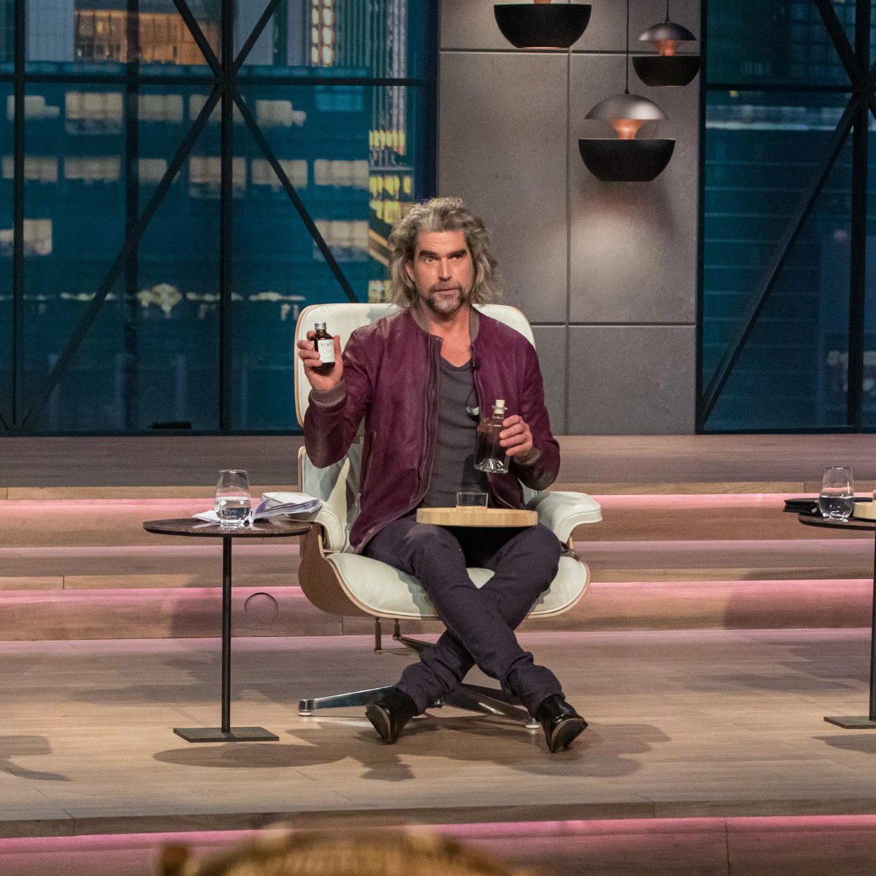 Die \Löwen\ Dagmar Wöhrl, Nils Glagau und Ralf Dümmel nehmen die Superfoods aus einheimischen Wildkräutern von „kruut“ genau unter die Lupe - und machen den Gründern ein Angebot. Die \Löwen\ Dagmar Wöhrl, Nils Glagau und Ralf Dümmel nehmen die Superfoods aus einheimischen Wildkräutern von „kruut“ genau unter die Lupe - und machen den Gründern ein Angebot.
