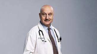 Anupam Kher spielt Dr. Vijay Kapoor