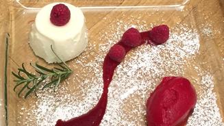 Rosmarin-Panna Cotta & Himbeer-Sorbet