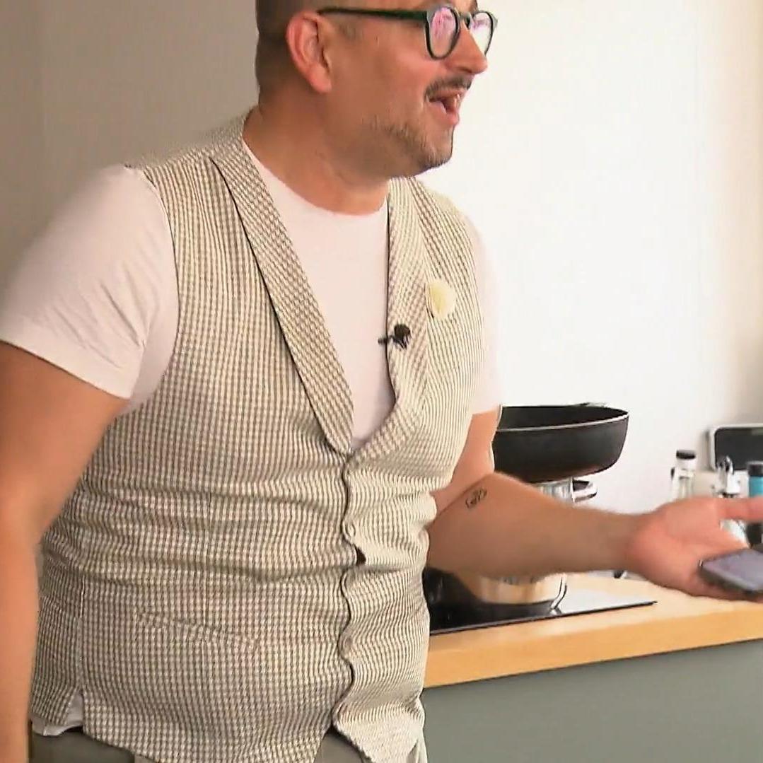 Wenn Thom singt, sind die Gäste still. Wenn Thom singt, sind die Gäste still.