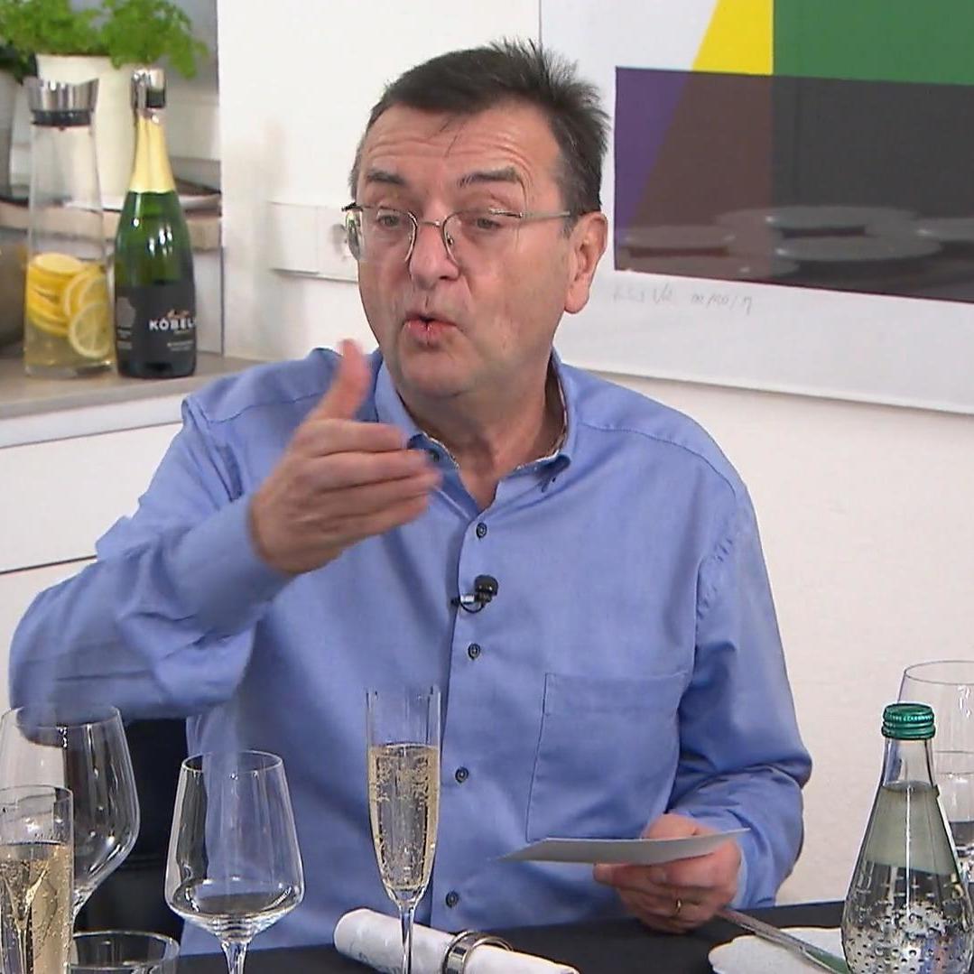 Kochen und Dichten: Georg ist in seinem Element. Kochen und Dichten: Georg ist in seinem Element.