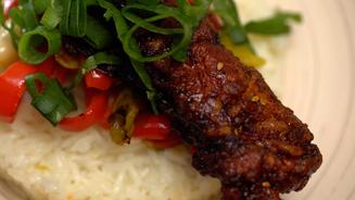  Teriyaki-Hähnchenspieß auf Kokos-Reis