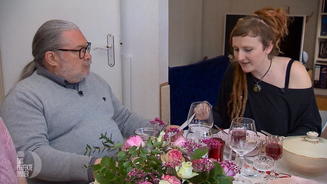 Olga serviert falsche Wodka-Gläser