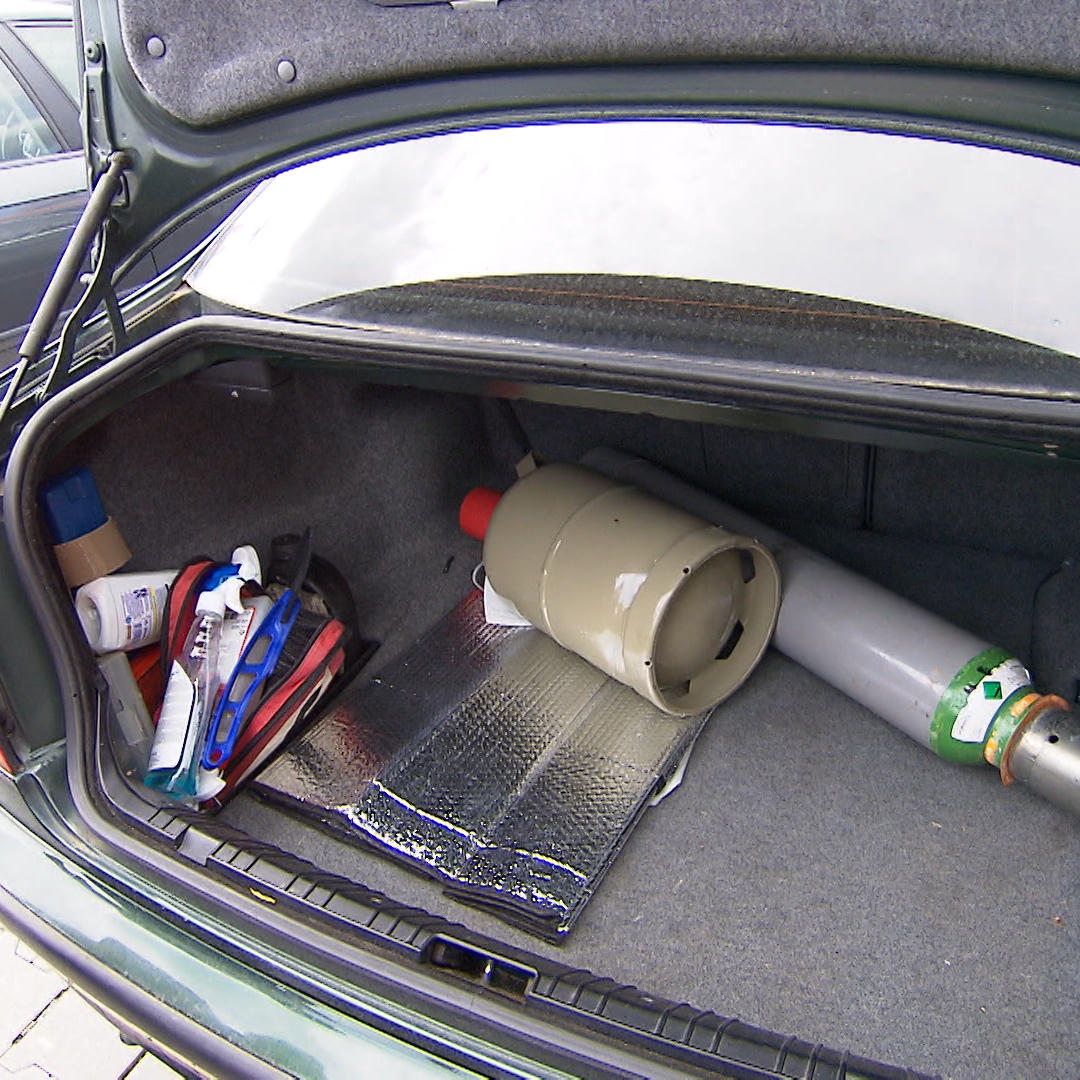Gasflaschen im Auto Sendemaster.mov.Still002