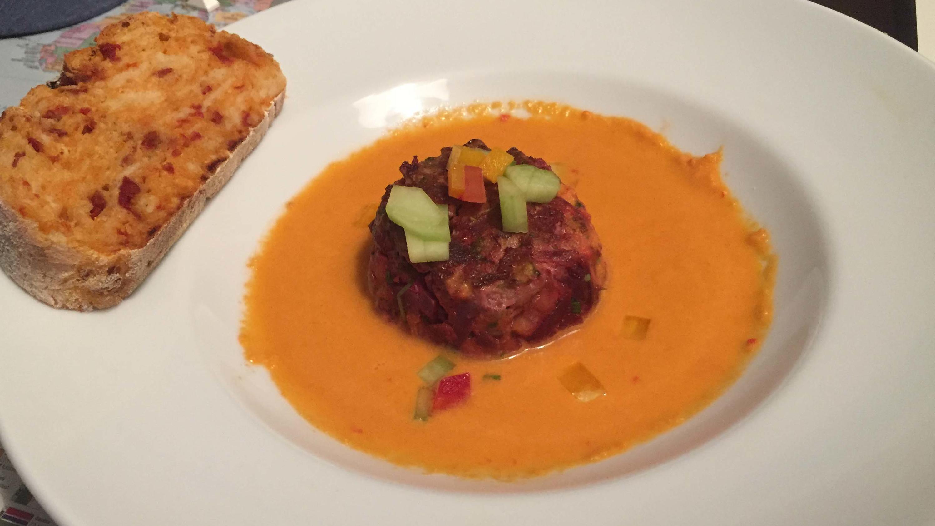 Gazpacho geräuchert, Rote-Beete-Rinderhack-Tatar vom Grill und Tomaten ...