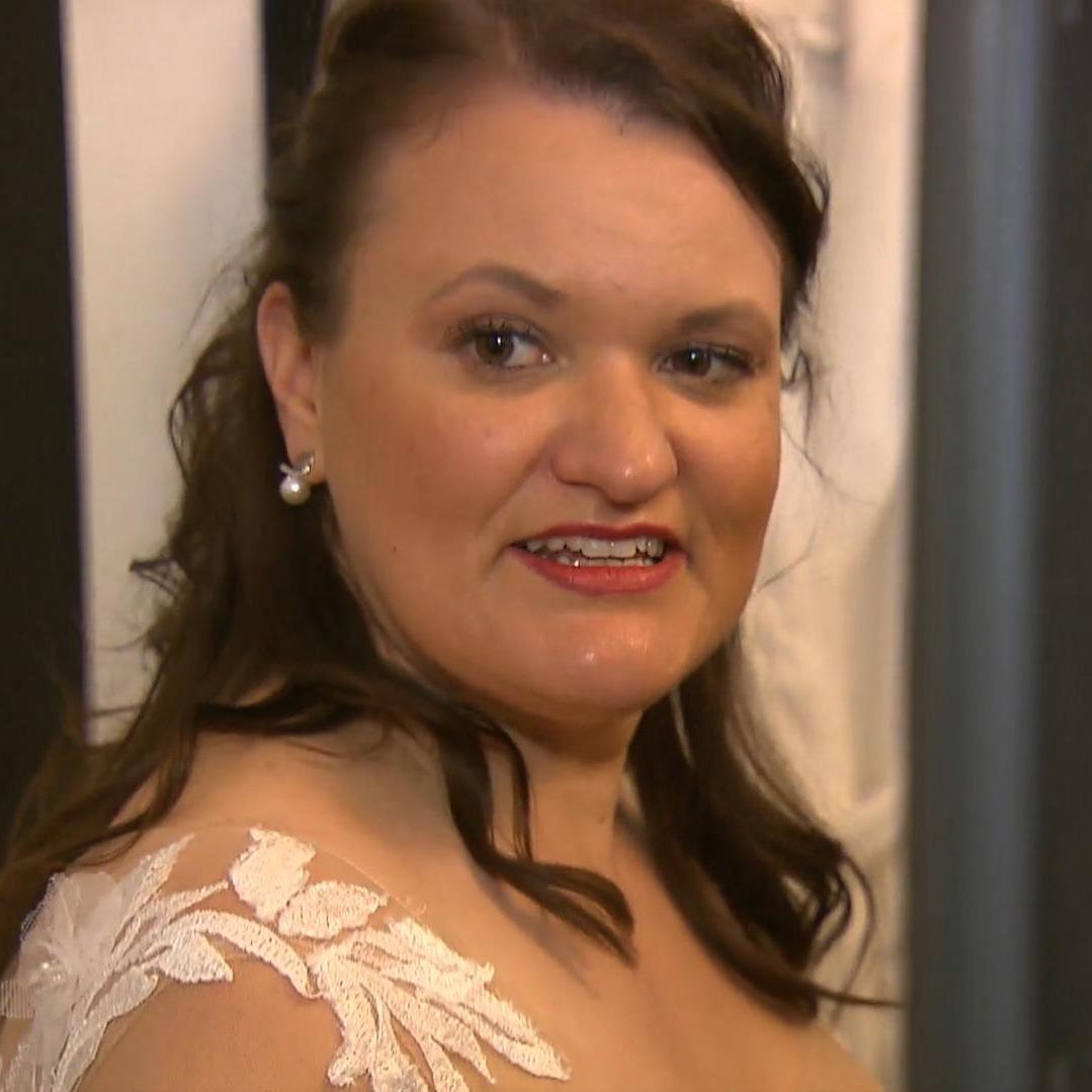 Für dieses Kleid kommt Susanne nicht einmal aus der Kabine raus Für dieses Kleid kommt Susanne nicht einmal aus der Kabine raus