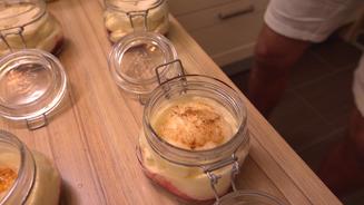  Fruchtkompott und Passionsfrucht-Eis 