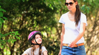 Suri Cruise lernt Fahrradfahren