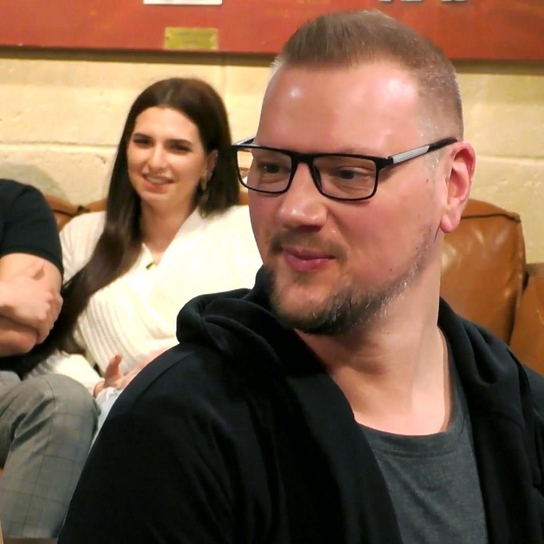 Martin macht Sina ein Kompliment.
