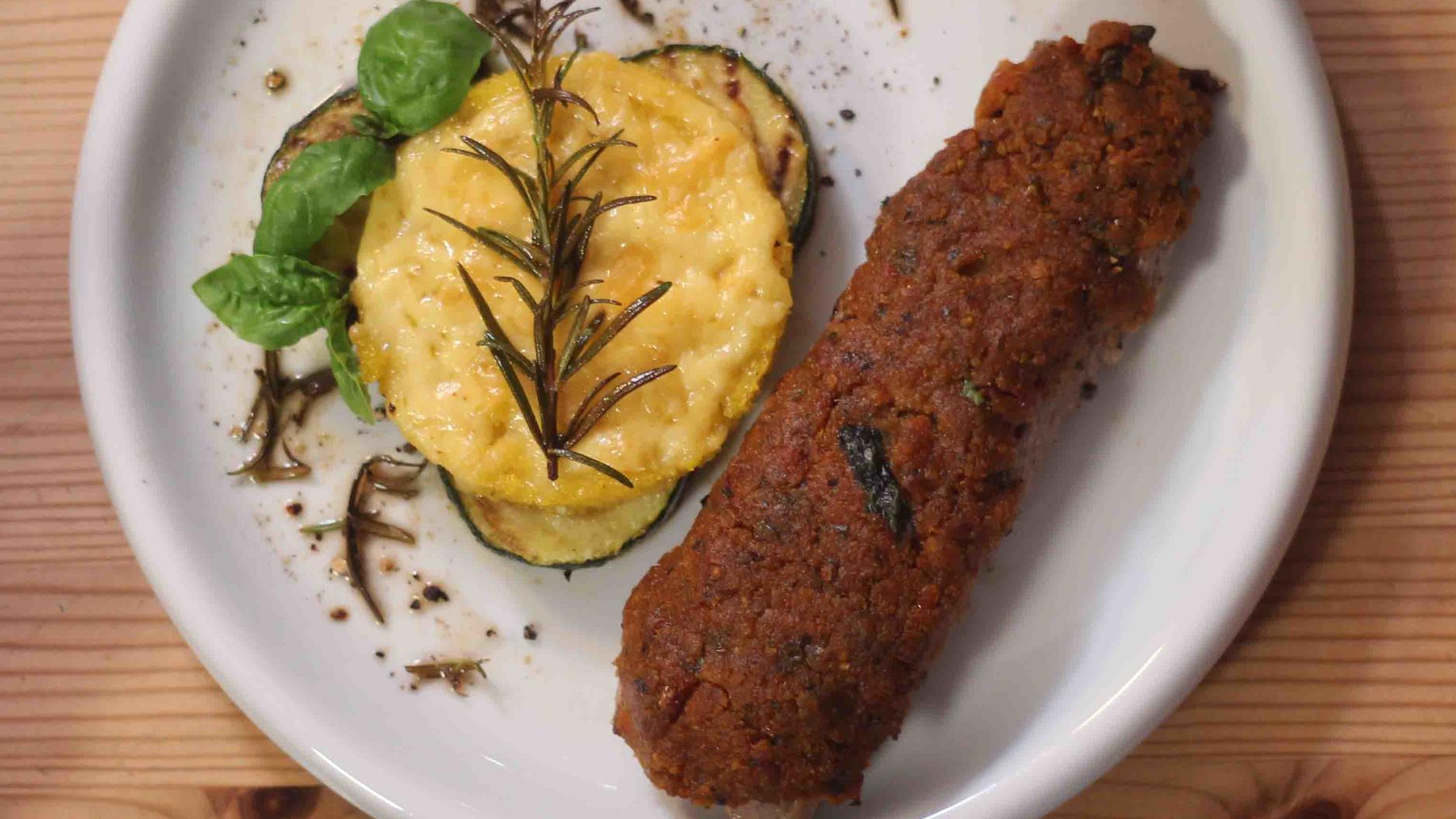 Lammlachse mit Oliven-Tomaten-Kruste und Polenta-Zucchini-Gratin