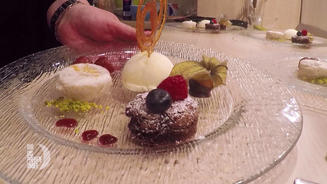 Brownies, Mandelparfait und Birnen