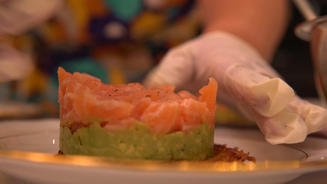 Türmchen vom Lachs auf Avocadobeet