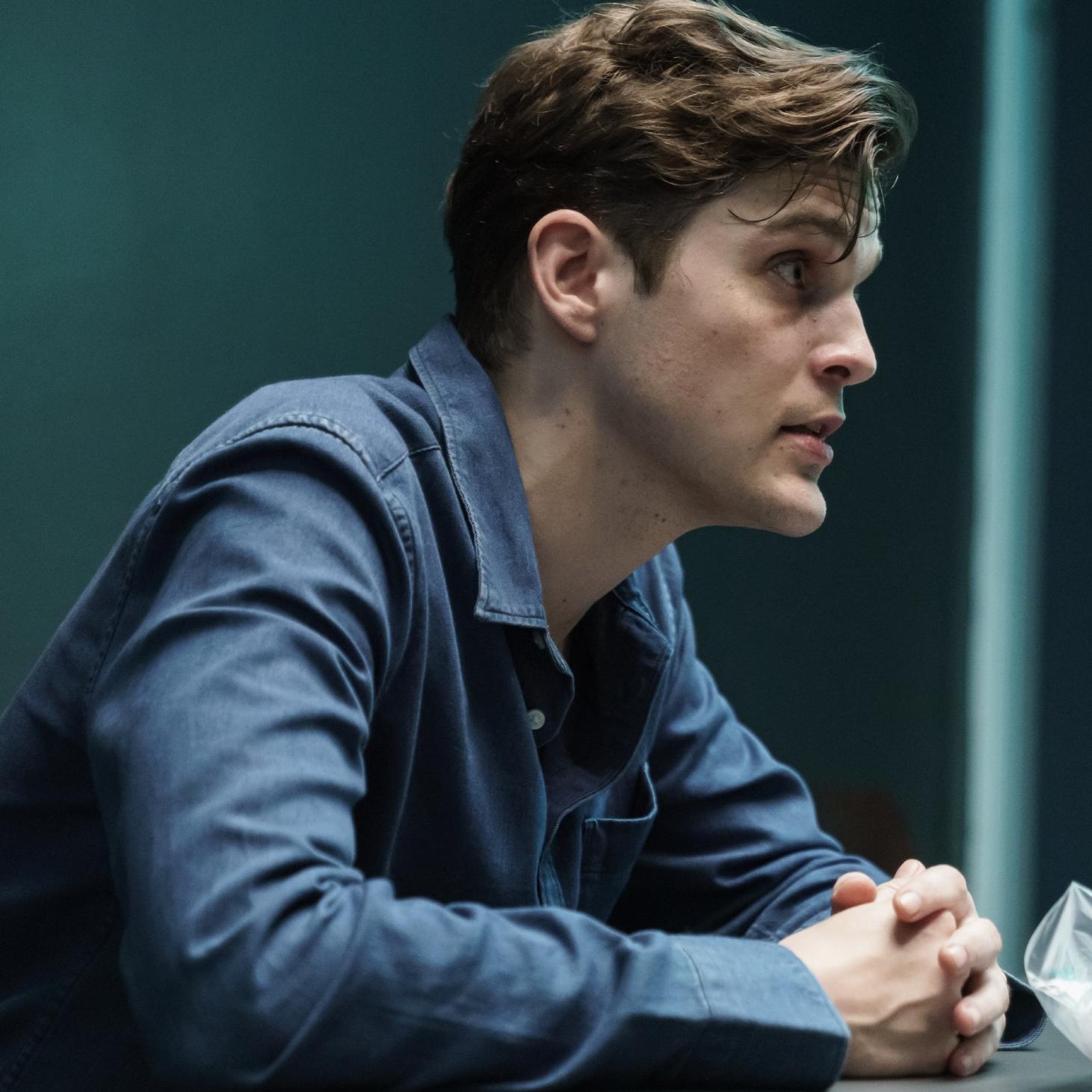 _mpensau - Dumb_\rUFA Serial Drama GmbH\r05.06.2019\rBild 01/50 DT 01\rPOLIZEIREVIER / VERHO?RRAUM WALLMANN verho?rt JONAS.\r\rRolle Jonas Meyerhoff (Benjamin Lillie)\rRolle Martin Wallmann (Peter Schneider)\r\rFoto: Stefan Erhard\r _mpensau - Dumb_\rUFA Serial Drama GmbH\r05.06.2019\rBild 01/50 DT 01\rPOLIZEIREVIER / VERHO?RRAUM WALLMANN verho?rt JONAS.\r\rRolle Jonas Meyerhoff (Benjamin Lillie)\rRolle Martin Wallmann (Peter Schneider)\r\rFoto: Stefan Erhard\r
