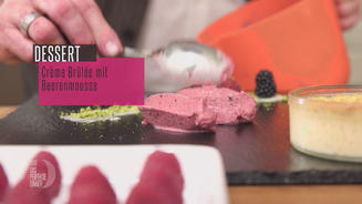 Crème brûlée an geeistem Beerenmousse