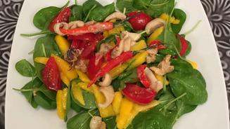 Chili-Lime-Calamari auf Mango-Spinat