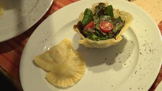 Zweierlei Mezzelune an Nussbutter