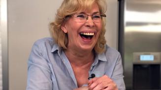 Angela will eine gute Gastgeberin sein