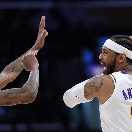 Los Angeles Lakers-Forward Carmelo Anthony (r) schützt den Ball vor Nuggets-Guard Bones Hyland. Foto: Mark J. Terrill/AP/dpa Los Angeles Lakers-Forward Carmelo Anthony (r) schützt den Ball vor Nuggets-Guard Bones Hyland. Foto: Mark J. Terrill/AP/dpa