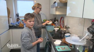 Carlo ist als Schnippelhilfe am Start