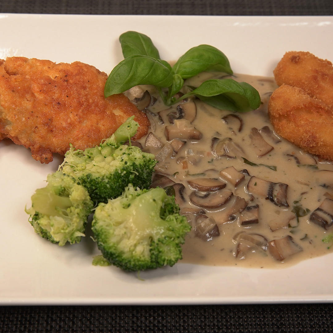 Hähnchen im Parmesanmantel mit Basilikum-Champignonrahmsoße Hähnchen im Parmesanmantel mit Basilikum-Champignonrahmsoße