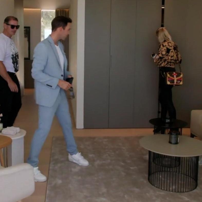 Immobilienmakler Marcel Remus zeigt seinen Kunden Christian und Laura Imbusch die 15-Millionen-Villa auf Mallorca - und die finden ständig was zu meckern.