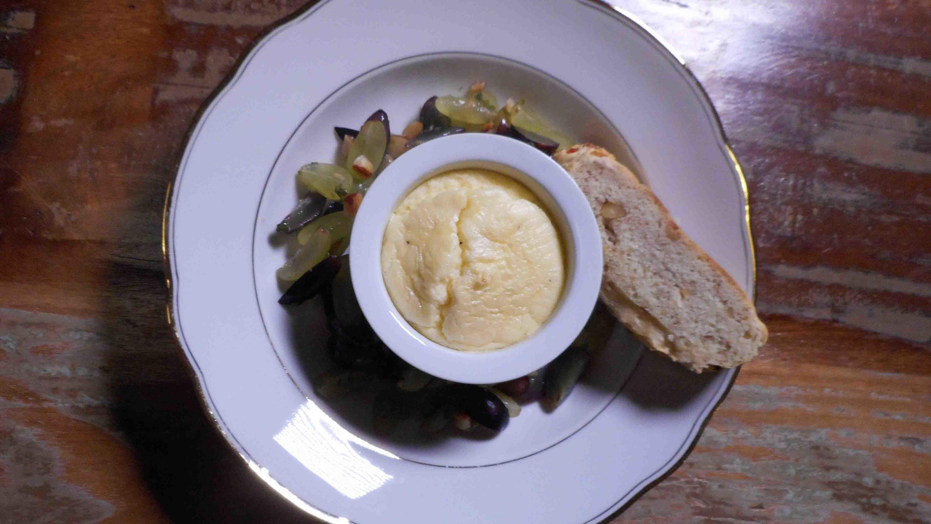 Herzhaftes Käsesoufflé mit Traubensalsa und Walnussbaguette Herzhaftes Käsesoufflé mit Traubensalsa und Walnussbaguette