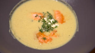 Gurkensuppe und Lachs