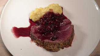Hirsch mit Mandel-Marzipan-Kruste
