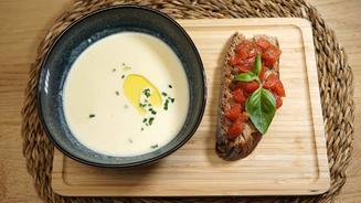 Käsesuppe mit Bruschetta