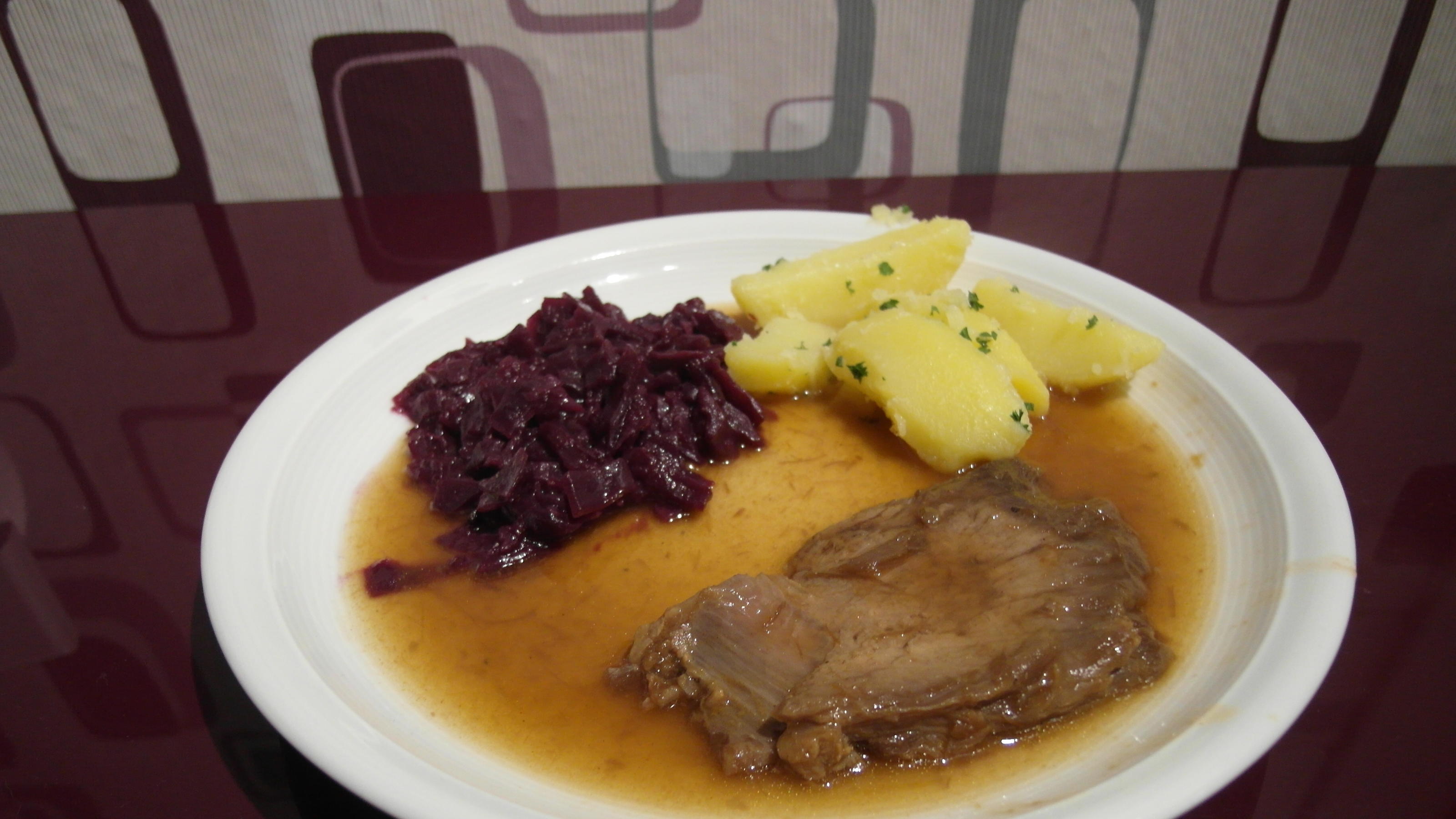 Frank serviert als Hauptspeise Selbst eingelegter Sauerbraten vom Rind ... Frank serviert als Hauptspeise Selbst eingelegter Sauerbraten vom Rind ...