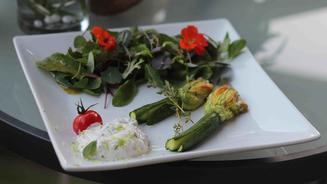 Gefüllte Zucchiniblüten mit Minzcreme