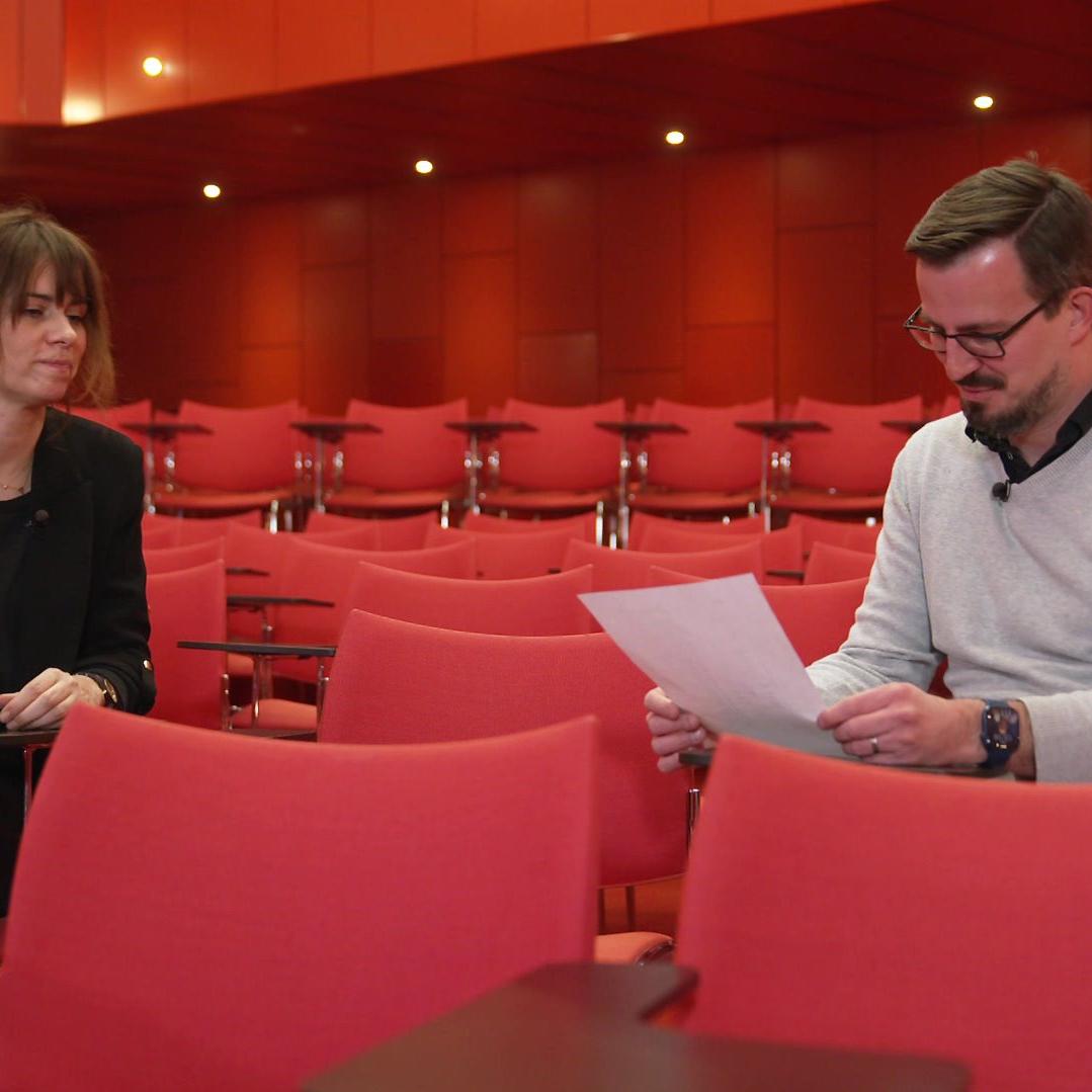 Nora Tschirner und Dr. Boris Nikolai Konrad werten in der Sendung \Reine Kopfsache mit Nora Tschirner\ die Gedächtnisübungen aus.
