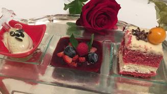 Red Velvet Cake auf Beerenspiegel