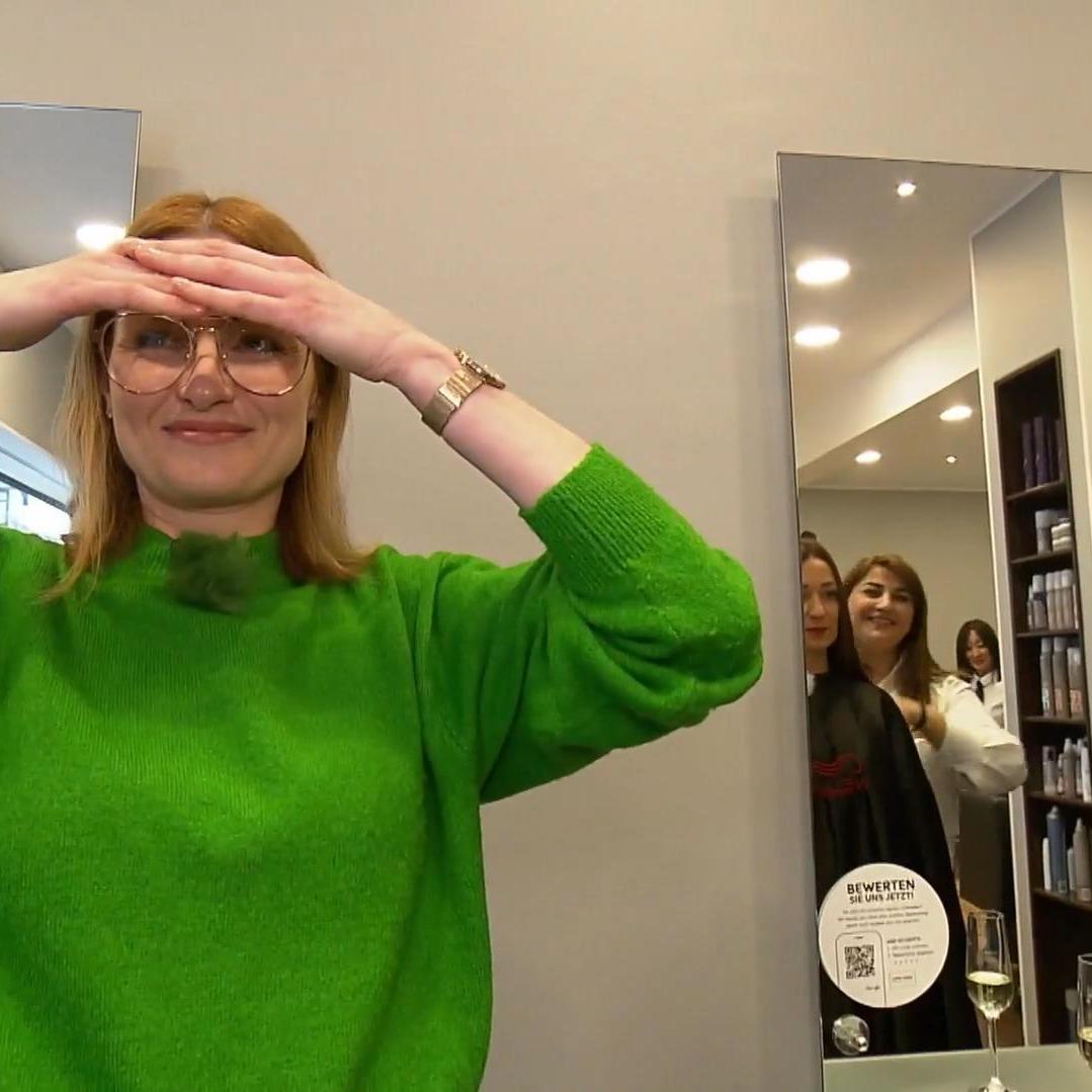 Anastasia mag gar nicht hinschauen, als die Friseurin bei \Shopping Queen\-Kandidatin Alena die Schere ansetzt. Anastasia mag gar nicht hinschauen, als die Friseurin bei \Shopping Queen\-Kandidatin Alena die Schere ansetzt.