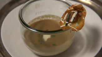 Pilzrahmsuppe mit Brotchips