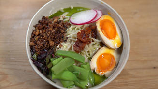 Tantanmen-Ramen mit Gemüse