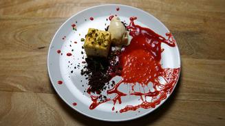 Käsekuchen mit Eis und Schokolade 