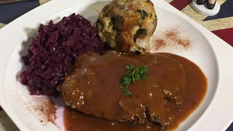 Sauerbraten mit Semmelknödeln